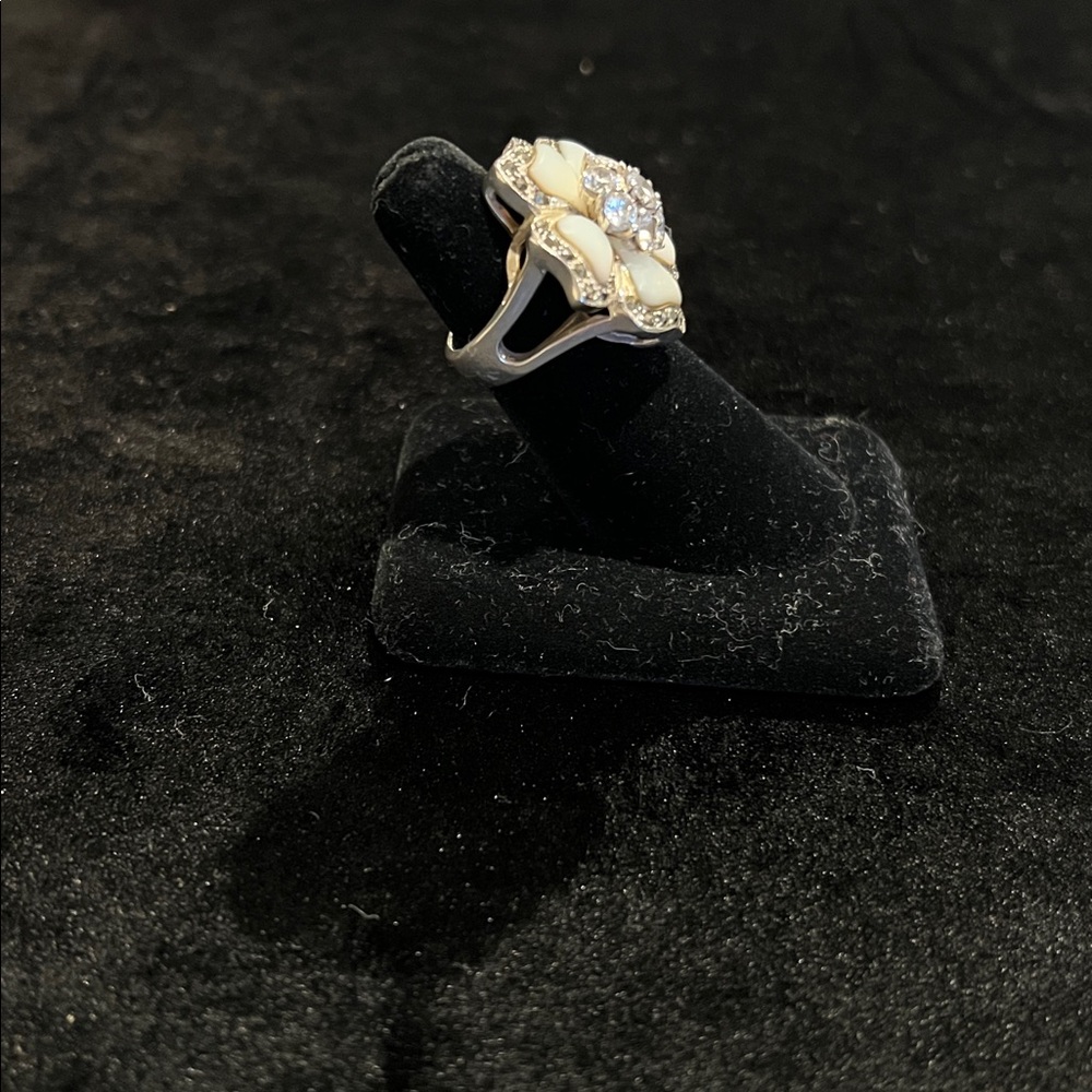 Elegant mother of pearl ring - Picture 2 of 5